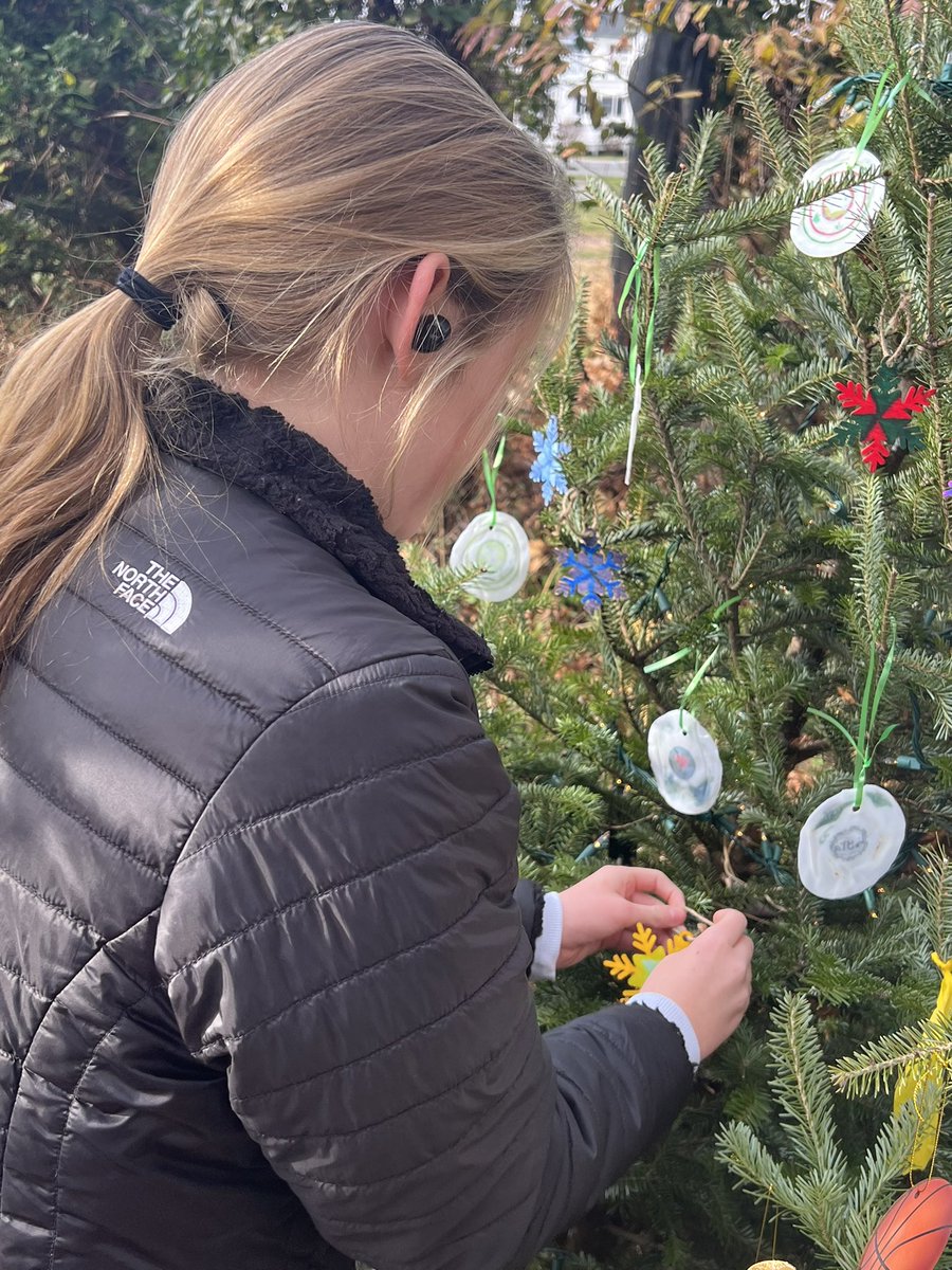 6th grade had a blast decorating their tree for the Holiday Trail!! 🌲 <a href="/FSDVikings/">Farmingdale School</a>