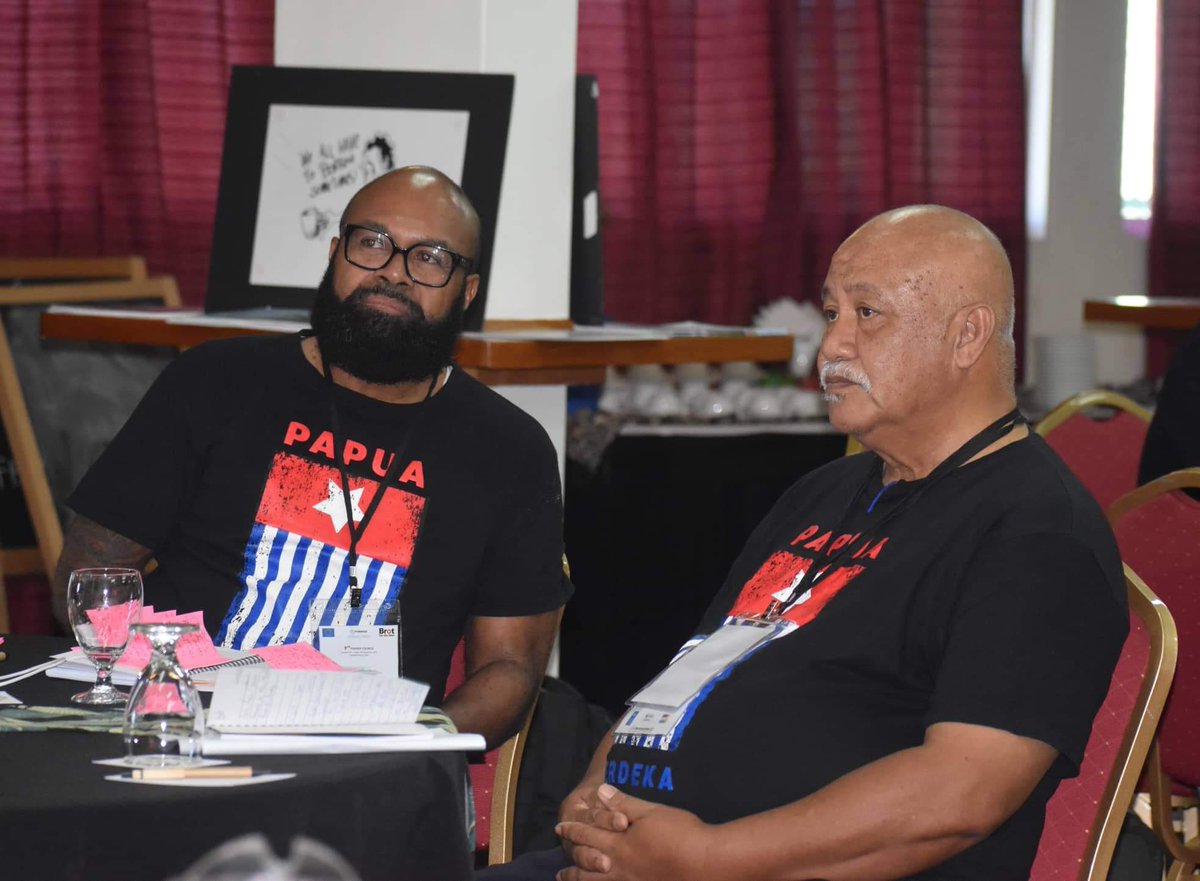 SepesaRasili's tweet photo. In solidarity with Melanesian brothers &amp; sisters on this historic day, December 1, expressing support towards their struggle for self-determination and liberation..and letting off steam with gym buddies. @milianaiga1 
#GlobalFlagRaising #FreeWestPapua #PapuaMerdeka @Pacific_2030 https://t.co/ryt66HNeUH