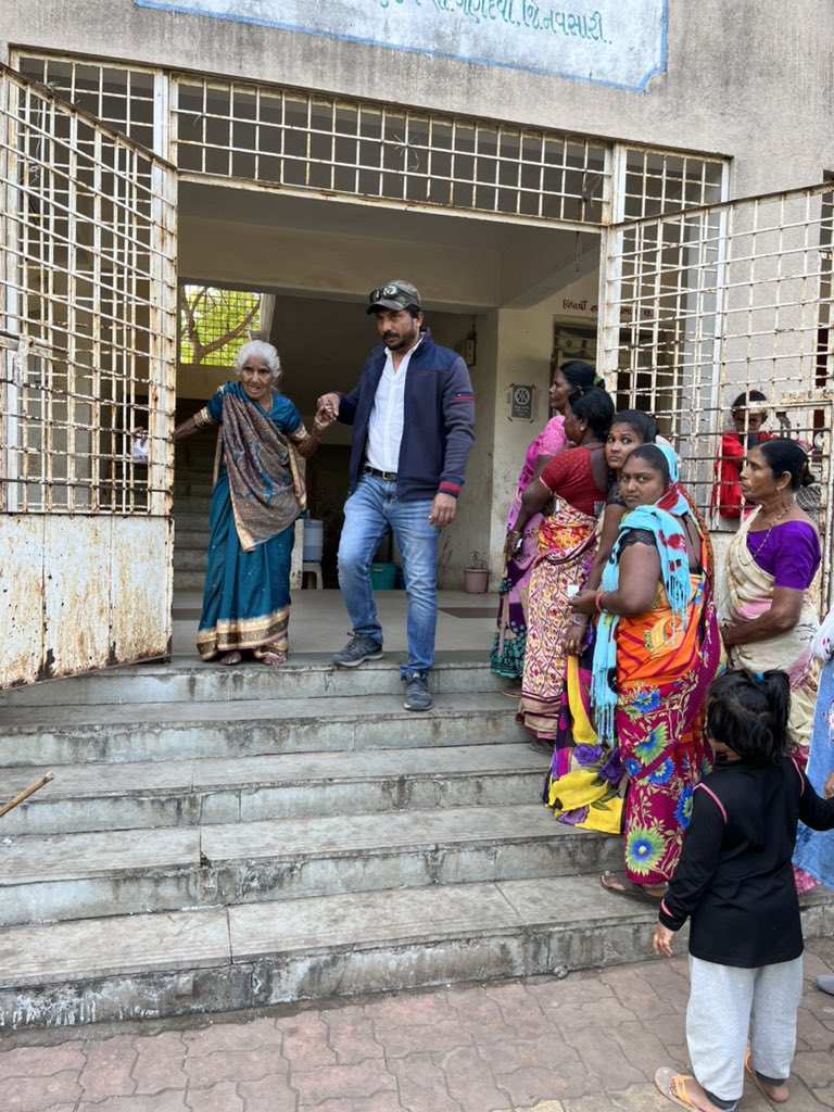 Manish Patel (@manishluswada) on Twitter photo લોકશાહીના મહાપર્વ વિધાનસભા જનમત પ્રસંગે પ્રથમ વખત મતદાન કરી રહેલ મતદાતાઓ નું પુષ્પ થી સન્માન,
ગામ: લુસવાડા - સરીબુજરંગ
#GujaratElections #GujaratAssemblyPolls <a href="/SiddheshAjit1/">SIDDHESH AJIT JOSHI</a> <a href="/Devalnaik12/">Deval Naik 🇮🇳</a> લોકશાહીના મહાપર્વ વિધાનસભા જનમત પ્રસંગે પ્રથમ વખત મતદાન કરી રહેલ મતદાતાઓ નું પુષ્પ થી સન્માન,
ગામ: લુસવાડા - સરીબુજરંગ
#GujaratElections #GujaratAssemblyPolls <a href="/SiddheshAjit1/">SIDDHESH AJIT JOSHI</a> <a href="/Devalnaik12/">Deval Naik 🇮🇳</a>