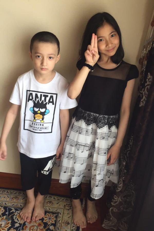 这一家人不是无名的“遇难同胞”，他/她们有名字。
48岁的母亲名叫Haiernishahan
四个孩子分别是：
13岁的Shehide
11岁的Imran
9岁Abdurrahman
5岁的Nehdiye
孩子们的父亲在集中营，也就是所谓的“在教育中心”。