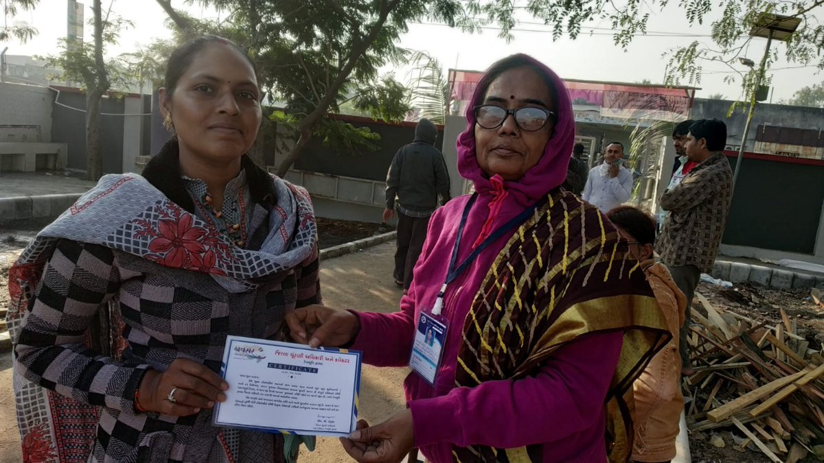 વિધાનસભા સામાન્ય ચૂંટણી-૨૦૨૨માં Mission-2022માં સમાવિષ્ટ પ્રથમ વખત મતદાન કરનાર યુવા મતદારો લોકશાહીનું મહત્વ સમજે  તથા  આવનારી તમામ ચૂંટણીઓમાં ઉત્સાહથી મતદાન કરે તે હેતુથી યુવા મતદારોને માન. જિલ્લા ચૂંટણી અઘિકારી અને કલેકટરશ્રી દ્વારા પ્રશસ્તિ ૫ત્ર પાઠવવામાં આવેલ. <a href="/CEOGujarat/">Chief Electoral Officer, Gujarat</a>