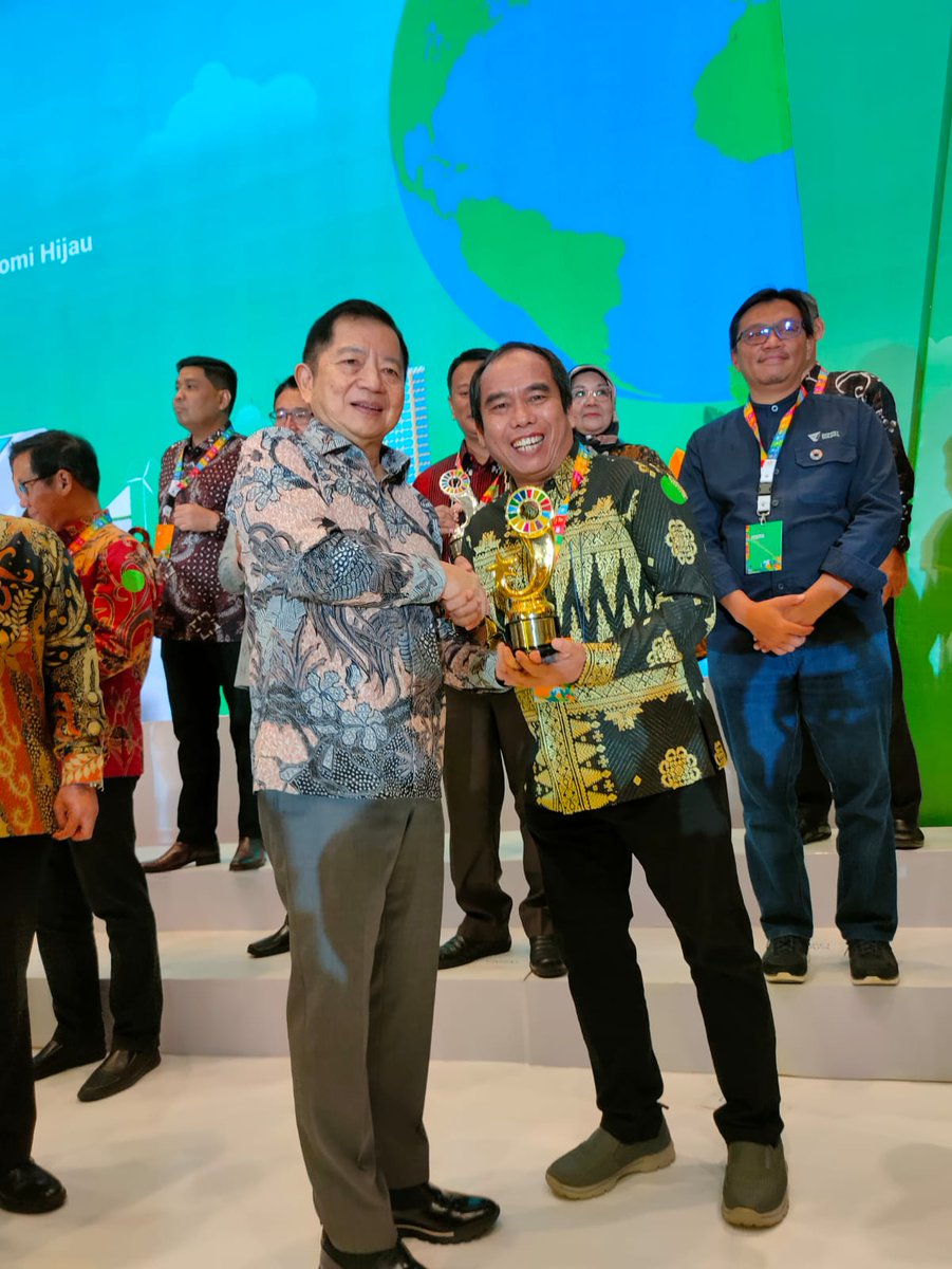 JIMMuhammadiyah's tweet photo. @LAZISMU Pemenang Terbaik-1 Indonesia's SDGs Action Awards 2022. Terima kasih atas kerja keras kita semua, MLO terkait, khususnya tim yg sdh bekerja keras menyiapkan dan mempresentasikan aksi kita selama ini. 🙏🙏🤝😊 https://t.co/DPg2kSqumj