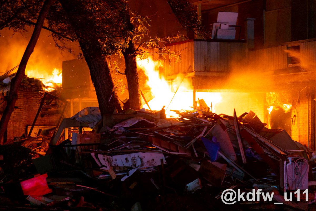 newsphotogchase's tweet photo. #BREAKING @DallasFireRes_q is battling a 2 alarm fire at an apartment building that is currently under demolition near #OakLawn. @FOX4 #DFWNews https://t.co/xJcdW2iigg