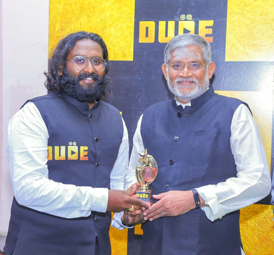 DudeOtt's tweet photo. Thank you Tanikella Bharani Garu We appreciate your support of our OTT channel and your attendance at the DUDE OTT LOGO launch.
https://t.co/EB1YDeGq6W
Tanikella Bharani
EswarBabu Dhulipudi
Dudeott India
#dudeott #dudelaunch #Eeshwar #ottplatform #flims #directors #movies https://t.co/yUGrH92LUG