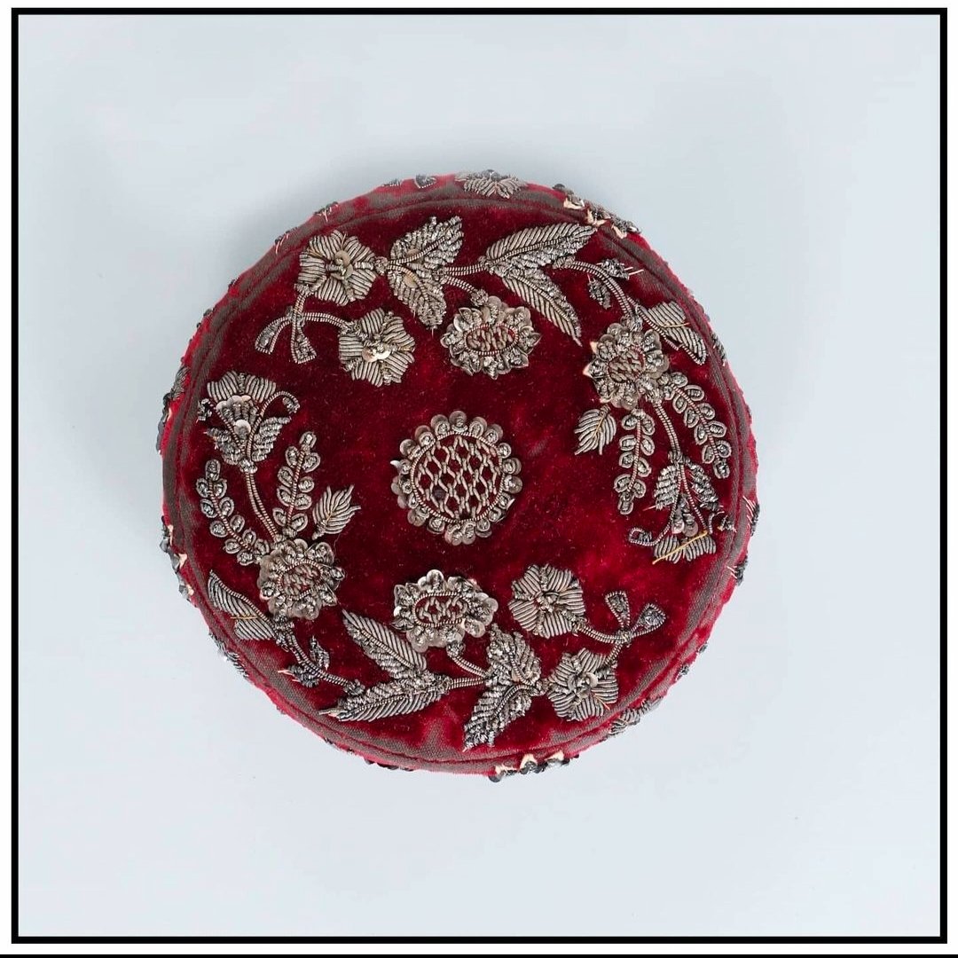 modagoamuseum's tweet photo. 🔸 Object in Gallery no.6

🔸 Gallery Name :  Parsis in Goa 

🔸Maroon cap ,Velvet with real silver and gold embroidery thread. 

🔸 Object : Cap 

🔸Image : @modagoamuseum https://t.co/jXcCNfE5sq