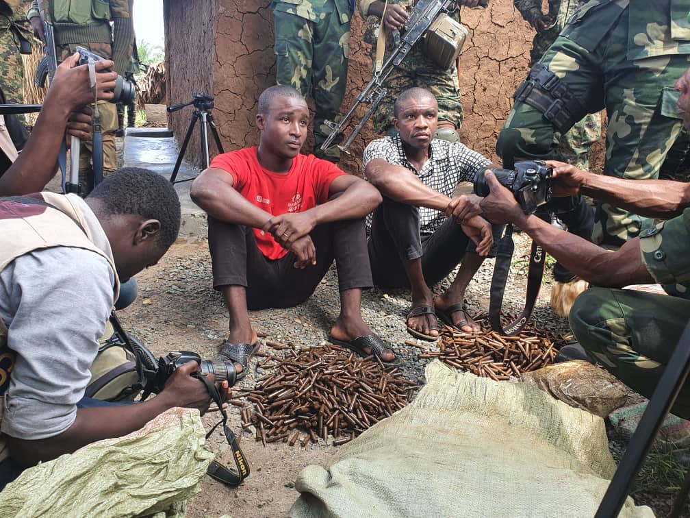 FMLarousse's tweet photo. #RDC/#Beni: ces deux congolais utilisent cette moto afin de ravitailler les rebelles #ADF (#ISCAP), auteurs des massacres des plusieurs milliers de civils et d'attaques contre les @FARDC_off et les casques bleus de la @MONUSCO. Ils sont arrêtés par les militaires des ops #Shujaa. https://t.co/CQgPO9V28b