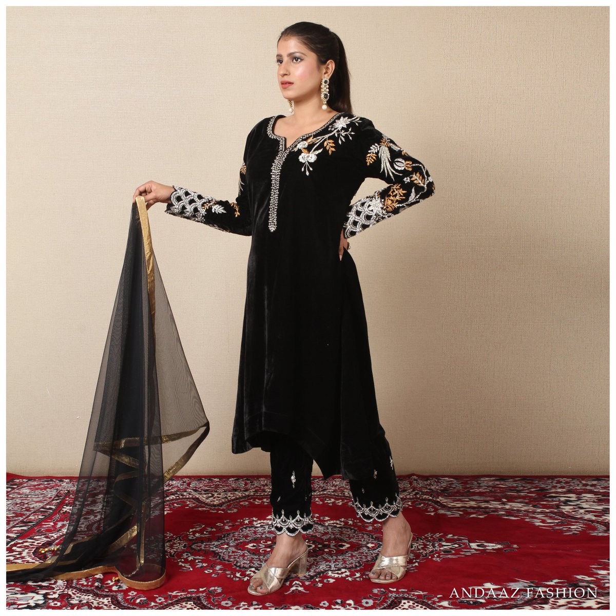 andaaz_fashion's tweet photo. Velvet is graceful , velvet is fine, and loving the fact that it makes you shine .           
.
Product Code:LSTV114226
.
https://t.co/972hEIqbKr
.
#Indianfashion #indianwear #Velvetsuits #velvetcollection #wedding #usa https://t.co/uLLN8K3a30