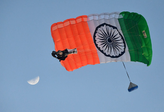 DDNewsAndhra's tweet image. ♦డిసెంబర్‌ 4న నిర్వహించనున్న నేవీ డే వేడుకల కోసం నేవీ సిబ్బంది విశాఖ ఆర్కే బీచ్‌లో రిహార్సల్స్‌ చేశారు.
♦ ఈ సందర్భంగా యుద్ధ హెలికాప్టర్లు, విమానాలతో చేసిన విన్యాసాలు చూపరులను ఆకట్టుకున్నాయి.
🌊#Vizag  #04Dec #NavyDay2022 
@rashtrapatibhvn
@IN_HQENC @AmritMahotsav