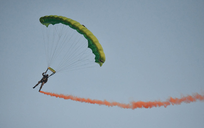 DDNewsAndhra's tweet image. ♦డిసెంబర్‌ 4న నిర్వహించనున్న నేవీ డే వేడుకల కోసం నేవీ సిబ్బంది విశాఖ ఆర్కే బీచ్‌లో రిహార్సల్స్‌ చేశారు.
♦ ఈ సందర్భంగా యుద్ధ హెలికాప్టర్లు, విమానాలతో చేసిన విన్యాసాలు చూపరులను ఆకట్టుకున్నాయి.
🌊#Vizag  #04Dec #NavyDay2022 
@rashtrapatibhvn
@IN_HQENC @AmritMahotsav