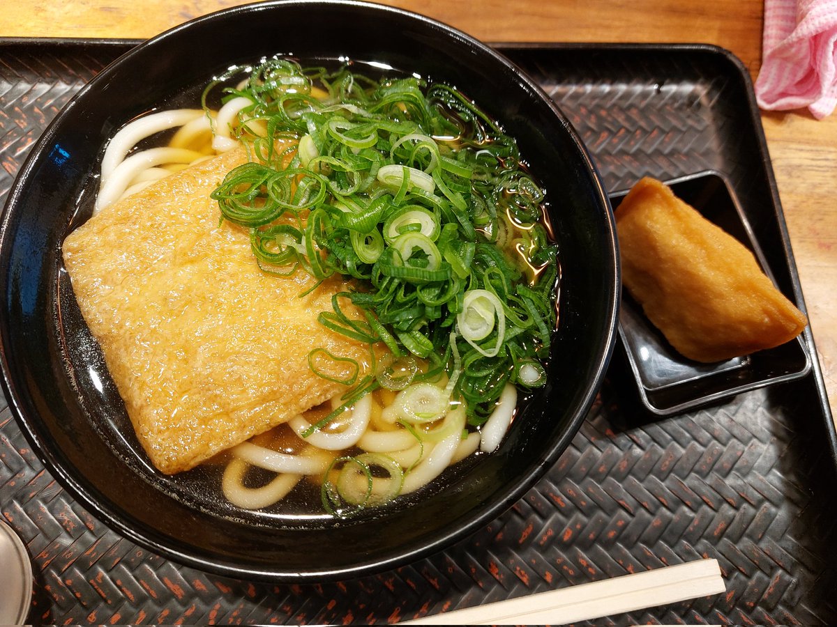 hiroshimaben's tweet photo. 広島駅で昼飯。きつねうどんといなりの組合せはやっぱり変？笑 https://t.co/tdNwtKvShq
