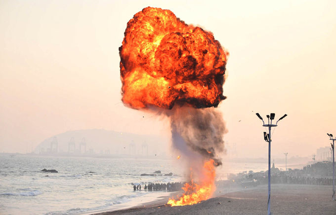 DDNewsAndhra's tweet image. ♦డిసెంబర్‌ 4న నిర్వహించనున్న నేవీ డే వేడుకల కోసం నేవీ సిబ్బంది విశాఖ ఆర్కే బీచ్‌లో రిహార్సల్స్‌ చేశారు.
♦ ఈ సందర్భంగా యుద్ధ హెలికాప్టర్లు, విమానాలతో చేసిన విన్యాసాలు చూపరులను ఆకట్టుకున్నాయి.
🌊#Vizag  #04Dec #NavyDay2022 
@rashtrapatibhvn
@IN_HQENC @AmritMahotsav