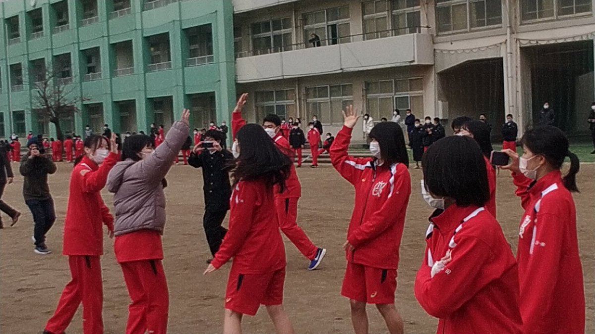 _ichifuna's tweet photo. ３学年【ギネス世界記録に挑戦！】が実施されました。種目は｢リレー形式での３分間ハイタッチ｣。現在のギネス記録533回に対して、暫定記録553回を達成しました。この後、ビデオ判定等厳密な審査を経て、正式記録となります。結果はいかに？頑張れ!市船！ https://t.co/gYyfkfi5Pq