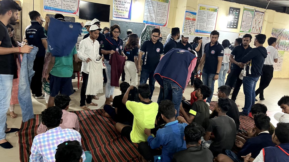 Manmeetsteif's tweet photo. NSS School of Electrical Engineering went 2 Orphanage "Banabasi Kalyan Ashram" 2 celebrate "The Art of Giving" .
Also had a quality time wid dem discussing about der studies.
De wer happy nd we r plnng 2 visit d place again.
#kiituniversity #nss @KiitSoee 
@KIITUniversity https://t.co/7Gzv3jscOo