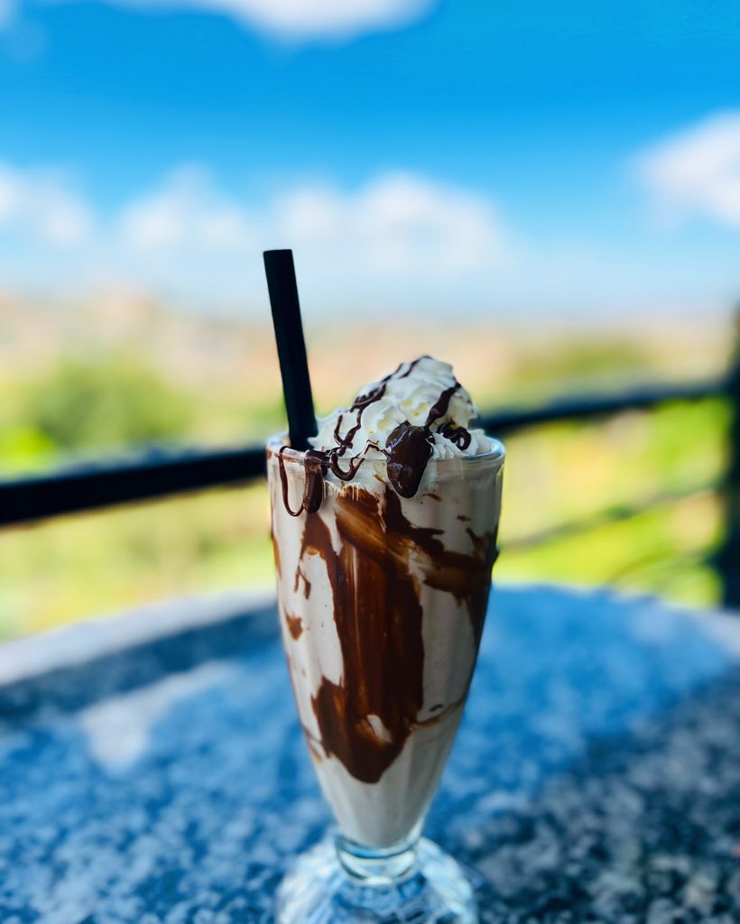 Who loves a good Nutella Milkshake in the morning?🍫🥤😍
.
.
.
#milkandmaar #milkshake #nutella #nutellalovers #sweet #shake #drinks #view #kololo #kampala