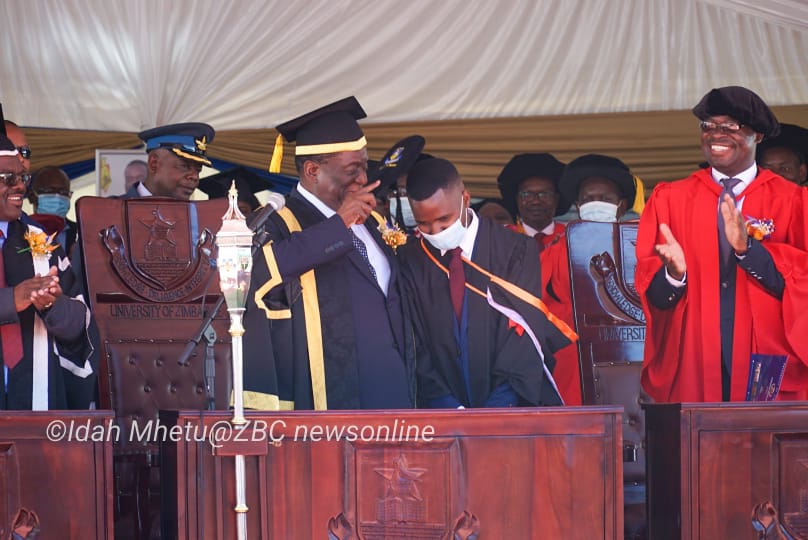ZBCNewsonline's tweet photo. Munashe Gahadza graduated with BSC Hon Degree in Actural Sciences. Awarded degree with first class, a book prize, Faculty's best Graduating Student, Faculty's most consistent student and the ED Mnangagwa Chancellor's Award for the best male undergraduate student
#UZgraduation https://t.co/B7PpfVAnA1