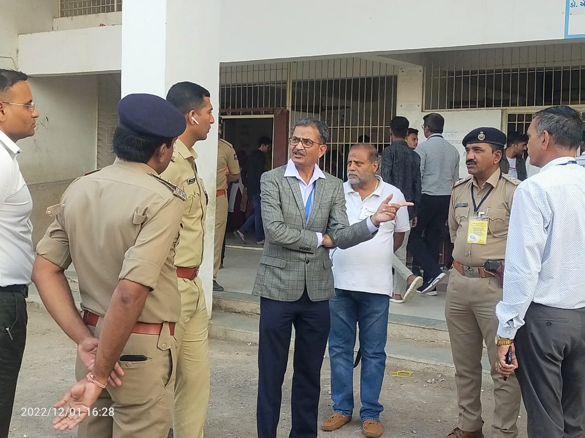 Collectorbhav's tweet photo. ભાવનગર જીલ્લા કલેકટર શ્રી એ ભાવનગર શહેર ના મતદાન મથકો ની રૂબરૂ મુલાકાત દરમ્યાન પોલીસ બંદોબસ્ત બાબત ચર્ચા કરી જરૂરી સૂચનો કર્યા.
@CEOGujarat
@ECISVEEP
@SpokespersonECI
#GujaratElections2022 #AVSAR #FreeAndFairElections #PowerOfOneVote #GoVote2022 #NoVoterToBeLeftBehind https://t.co/yY8sTEixKa