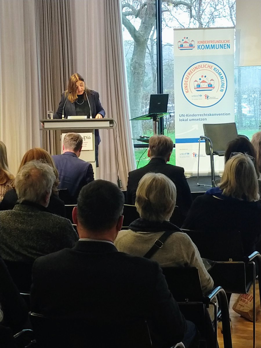 Los geht's! Unsere Jubiläumstagung zu 10 Jahre #KinderfreundlicheKommunen in #Berlin startet mit der Begrüßung von Staatssekretärin <a href="/ekindeligoez/">Ekin Deligöz</a> vom @BMFSFJ. Sie betont: starke #Demokratie braucht starke #Kinder! #gemeinsamstark 
<a href="/DKHW_de/">Deutsches Kinderhilfswerk</a> <a href="/UNICEFgermany/">UNICEF Deutschland</a>