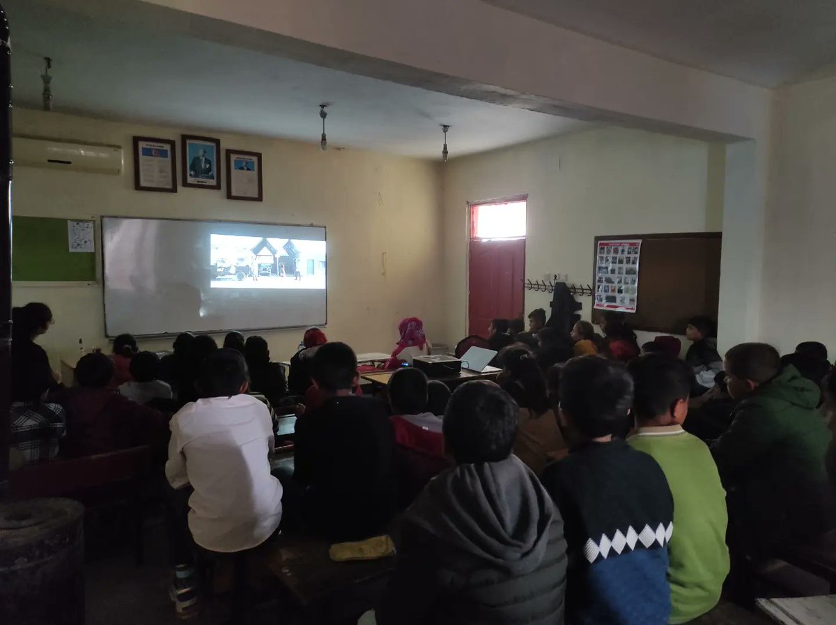 BugdaytepeO's tweet photo. "Harran Film Günleri"projesi kapsamında öğrencilerimizle beraber "Ayla" filmini izledik. @MemHarran https://t.co/EPXoisc71g
