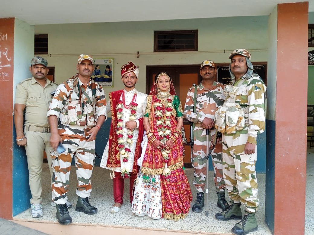 collectorkut's tweet photo. લગ્નના દિવસે મતદાન...!

ભુજ-3 વિધાનસભા મતવિસ્તારમાં, નવ દંપતીએ તેમના લગ્નના દિવસે મતદાન કર્યું હતું.

દંપતીએ મતદાન મથક પર પોલીસ જવાનો સાથે પોઝ આપ્યો હતો.
@CEOGujarat 
#GujaratElections2022 #Voter #AssemblyElections2022 #PowerOfOneVote #gujaratassemblypolls #NoVoterTobeleftBehind https://t.co/04VWZHYm2T
