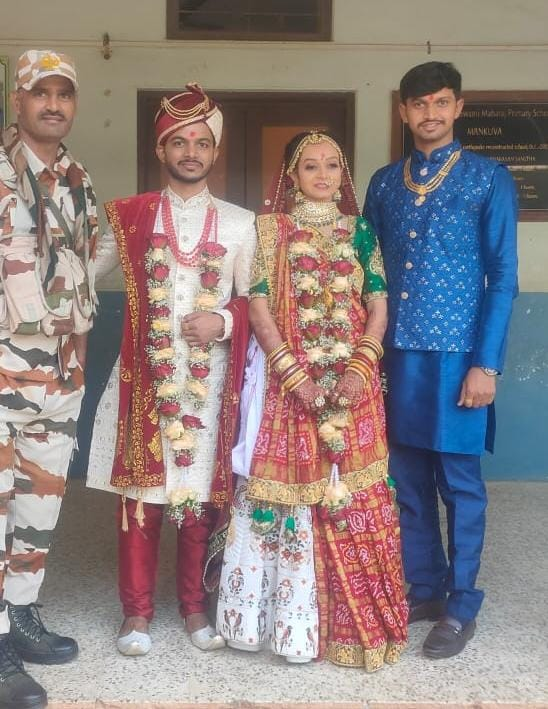 collectorkut's tweet photo. લગ્નના દિવસે મતદાન...!

ભુજ-3 વિધાનસભા મતવિસ્તારમાં, નવ દંપતીએ તેમના લગ્નના દિવસે મતદાન કર્યું હતું.

દંપતીએ મતદાન મથક પર પોલીસ જવાનો સાથે પોઝ આપ્યો હતો.
@CEOGujarat 
#GujaratElections2022 #Voter #AssemblyElections2022 #PowerOfOneVote #gujaratassemblypolls #NoVoterTobeleftBehind https://t.co/04VWZHYm2T