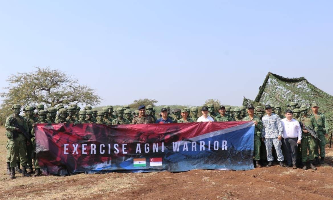 Bilateral Exercise #AgniWarrior between Singapore Armed Forces and #IndianArmy culminated at #SchoolofArtillery. Mr Wong Wie Kuen, High Commissioner of Singapore to India & Lt Gen S Harimohan Iyer, Commandant #SchoolofArtillery witnessed the validation exercise.

@SGinIndia