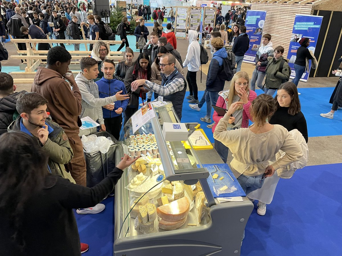 CrielAMC's tweet photo. Le stand D12 des #MétiersDuLait vous attend au Mondial des Métiers #MDM2022 à @eurexpo_ Lyon Chassieu du 01 au 04 décembre. Venez rencontrer des jeunes apprentis des #ENILV qui vous présentent des #métiers https://t.co/MqcEJFN2HG