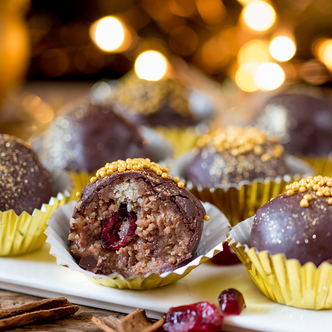KitchenSanc2ary's tweet photo. These Mince Pie Truffles are packed with fruity mincemeat and cranberries - a delicious party snack or homemade Christmas gift!
https://t.co/XnndnYLfei
#ad #ediblegift #truffles #christmasgift https://t.co/0o0tinE8x6