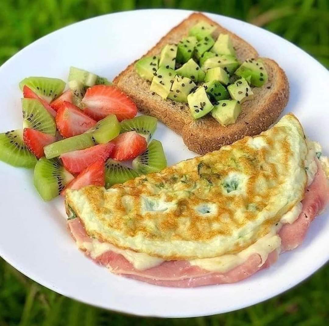 IDEA DE DESAYUNO✅:
 
Tostada de pan integral con aguacate 🥑 
Kiwi 🥝 fresa 🍓 tortilla de huevo 🍳 con jamón y queso 🧀