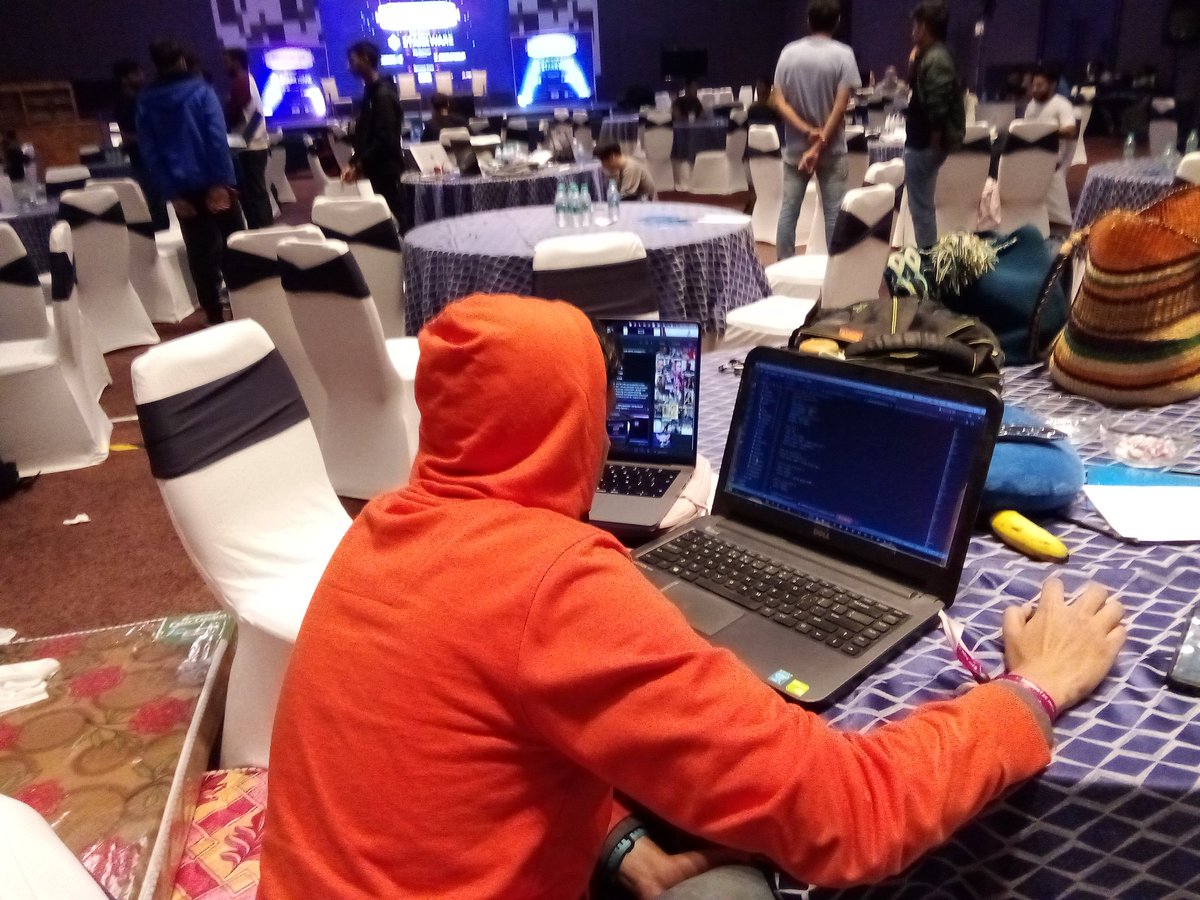 actjust's tweet photo. History in the making! @StarknetCC about to pitch #CredLancer https://t.co/E1neq3Snh9