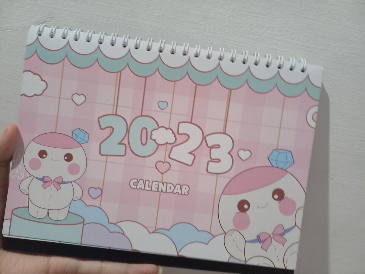mrshoshi06's tweet photo. Hai aku mau bikin Giveaway kecil"an nih calendar sama holder untuk 2 orang ya. syaratnya cukup RT + Like sama doain aku ya supaya lekas dapet kerjaan baru hehehe 😁🙏 

end 2 hari 🥰 https://t.co/zKYiozLj86