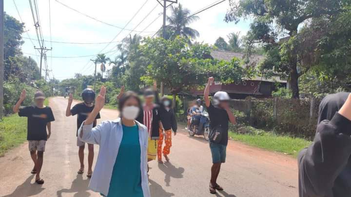 spring_2021's tweet photo. Activists from LaungLon Tsp marched on the streets and chanted revolutionary slogans to overthrow the military regime.

#PTT_StopSupportingSAC 
#2022Dec1Coup 
#WhatsHappeningInMyanmar https://t.co/glu2mi69dN