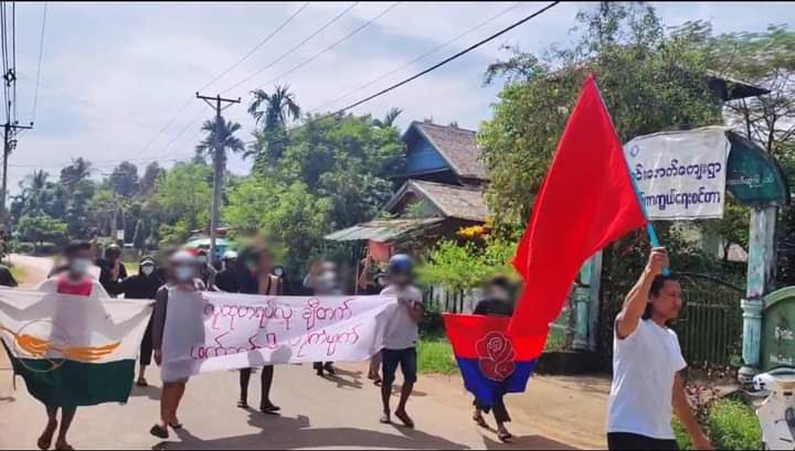 spring_2021's tweet photo. Activists from LaungLon Tsp marched on the streets and chanted revolutionary slogans to overthrow the military regime.

#PTT_StopSupportingSAC 
#2022Dec1Coup 
#WhatsHappeningInMyanmar https://t.co/glu2mi69dN