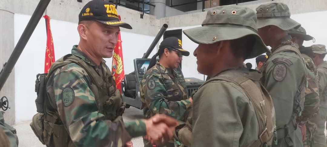 hljohan's tweet photo. Los expertos son capaces de vencer al enemigo creando una percepción favorable en ellos. La Urra FANB mantiene el equilibrio con el movimiento dinámico, fuerza en acción recorriendo el territorio patrio. El Escudo Bolivariano se mueve y reconoce a sus combatientes https://t.co/lh7XtZX53F