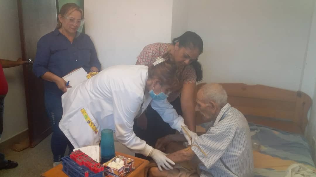 IVSSCENTRONORTE's tweet photo. @IVSSCENTRONORTE Realiza Jornada de Laboratorio en Pesquiza de PSA a los Adultos Mayores del INASS favoreciendo con esta noble labor a 44 abuelos llevando salud. #JuntosPorCadaLatido @NicolasMaduro @MagaGutierrezV @Somosivss https://t.co/ZNsBJvIJvt
