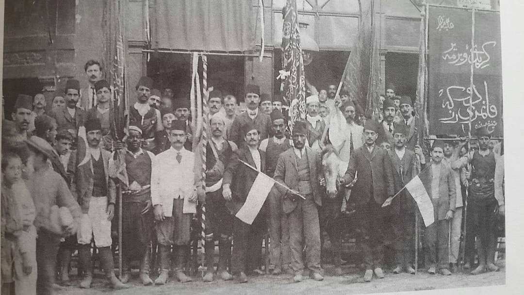 AhmetMolla's tweet photo. Binlerce şehit verilerek alınan ve 2 buçuk asır Türk İslam yurdu kalan Girit, 01.12.1913 günü Yunan Krallığı ile birleştiğini ilan etmişti.
1. "Birleşme yahut Ölüm"
2. "Yaşasın Özgür Girit"
3. Girit'in ilhakına karşı İzmir'de düzenlenen gösteri "Kanımızı Dökeriz Girit'i Vermeyiz" https://t.co/PHx9ckhkkN