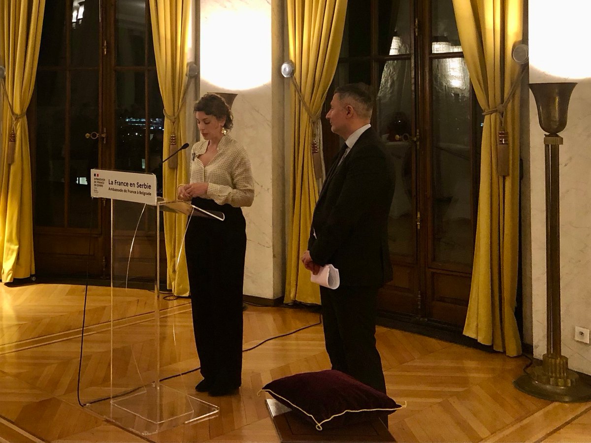 FranceenSerbie's tweet photo. Filmskoj stvarateljki i autorki dokumentarnih filmova, Mili Turajlić, je sinoć u Ambasadi Francuske dodeljen Orden umetnosti i književnosti. https://t.co/YIWTRE9cUt