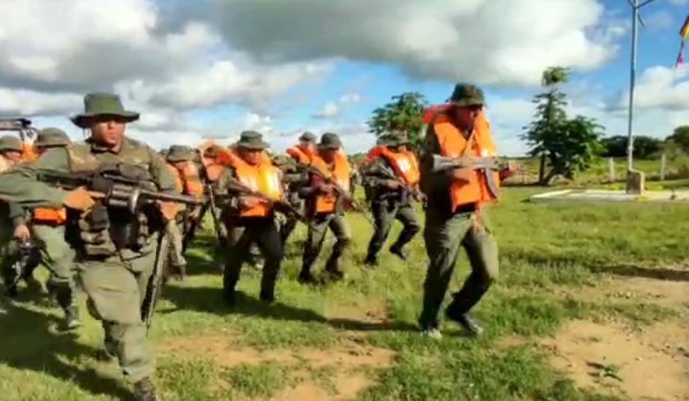 dhernandezlarez's tweet photo. FANB desplegada en la operación Relámpago del Catatumbo en el estado Zulia, desmantelando campamentos de grupos delincuenciales asociados al narcotráfico y contrabando de combustible e inutilización  de pistas clandestinas. https://t.co/tOa51u61W0