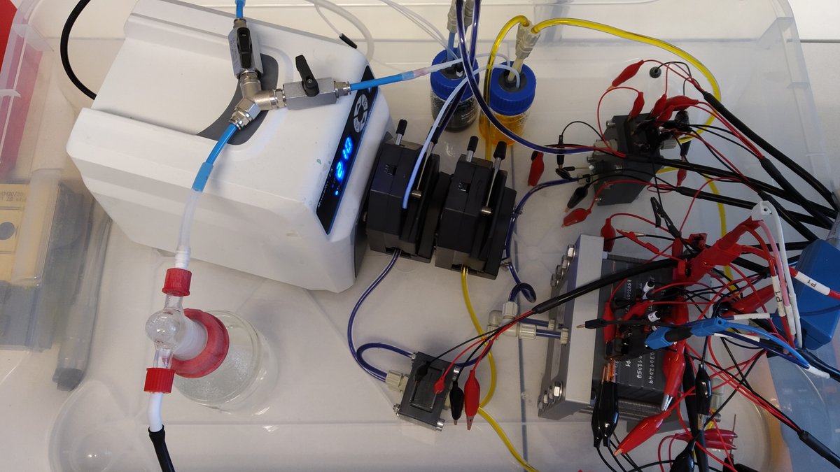 Looking for suitable materials for Aqueous Organic Redox Flow Batteries (AO-RFBs), the new organic
compounds synthetized within the CompBat project are tested in lab-scale flow batteries at
University of Turku.

More info:compbat.eu/2022/12/01/tes…