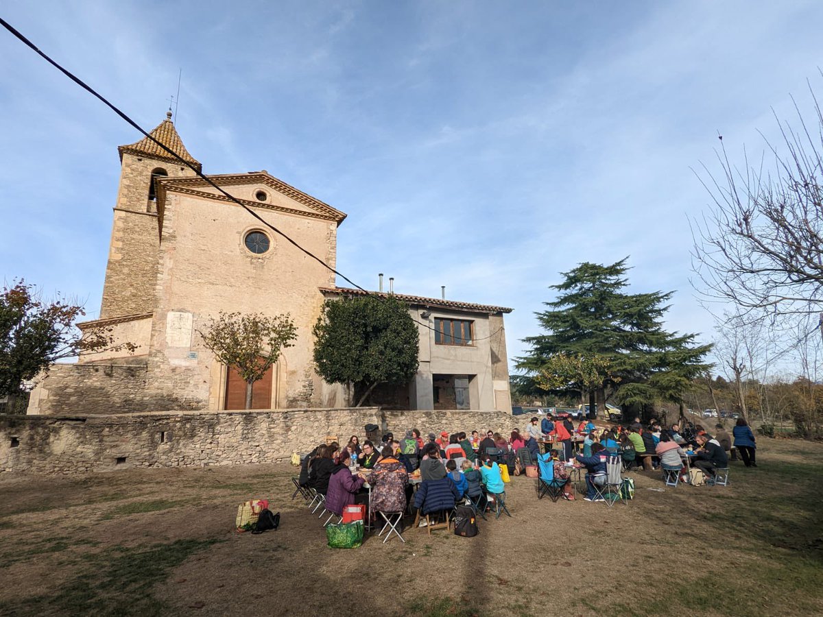 El cap de setmana passat, 26 i 27 de novembre, vam fer la sortida d’agrupament a Vespella!

Ens ho vam passar d’allò més bé i vam gaudir molt de la natura i la companyia🤗💜

Sempre a punt⚜️💙💛
#manlleu #somdecau #sortidaagrupament #vespella