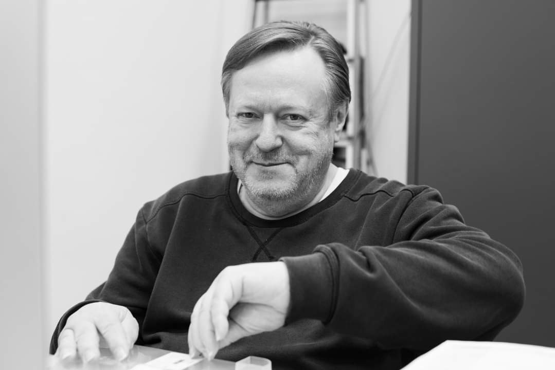 Daniel Kos est technicien au sein du département Médias, Culture et Communication. D’abord engagé à la RTC où il aide notamment les étudiant·e·s à aboutir leurs projets audiovisuels, il rejoint l’Université de Liège en 1984. Suite de ce portrait sur Facebook et Instagram