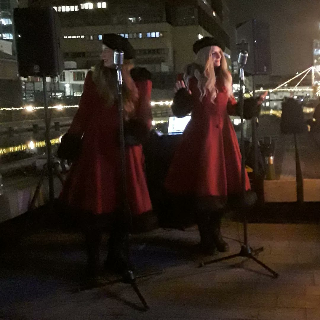 LondonersLondon's tweet photo. My 158th #PaulAtherton's #ALondonersLife - Londoners Love Christmas.Fab night with friends #TamaraThomas & #AlexSmith at @merchantsqevent #ChristmasLights, free mulled cider @LockhouseLondon, songs #thebombshells, mince pies @cosmiccharity & stilt fairy #LetsGuide #UniquelyLondon https://t.co/cEU4KWaNEj