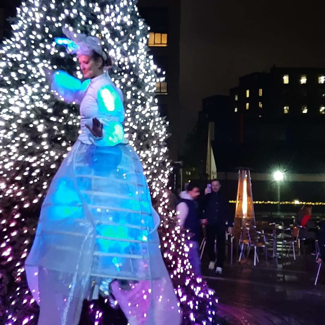 LondonersLondon's tweet photo. My 158th #PaulAtherton's #ALondonersLife - Londoners Love Christmas.Fab night with friends #TamaraThomas & #AlexSmith at @merchantsqevent #ChristmasLights, free mulled cider @LockhouseLondon, songs #thebombshells, mince pies @cosmiccharity & stilt fairy #LetsGuide #UniquelyLondon https://t.co/cEU4KWaNEj