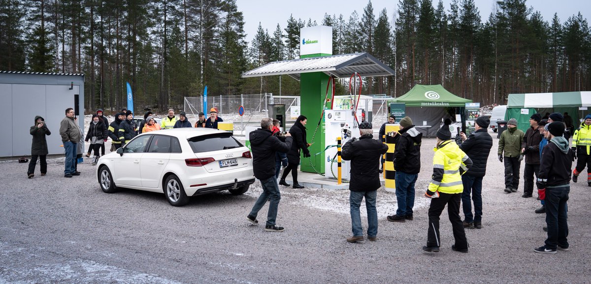 MetenerFI's tweet photo. Metenerin toimittamalla Lievestuoreen Lämmön #biokaasu'n tankkausasemalla vietettiin viime viikolla avajaisia! Laukaan kunnanjohtaja leikkasi avajaisnauhan ja tankkaajia riitti heti avajaisten jälkeen.

Kuvat: Henri Karjalainen/Envitecpolis Oy https://t.co/apRLioqCqO