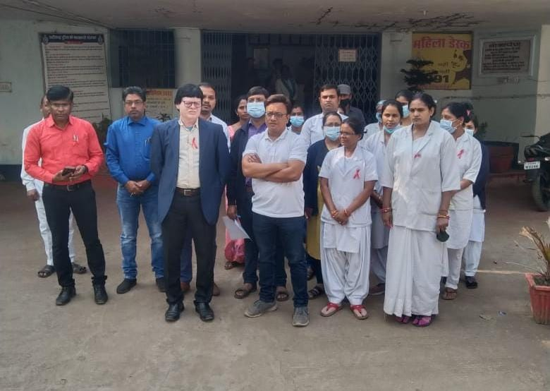 tv27cg's tweet photo. कुरूद ब्रेकिंग - सिविल अस्पताल कुरुद में 5 युवकों ने मचाया उत्पात.....डॉक्टर और नर्सो से गाली गलौज कर जान से मारने की दी धमकी.कार्रवाई की मांग को लेकर डॉक्टर और नर्सों ने कुरुद थाने में दिया आवेदन..@BalodDistrict #civilhospital #Kurudpolice #demandingaction https://t.co/1fqlxlx4lh