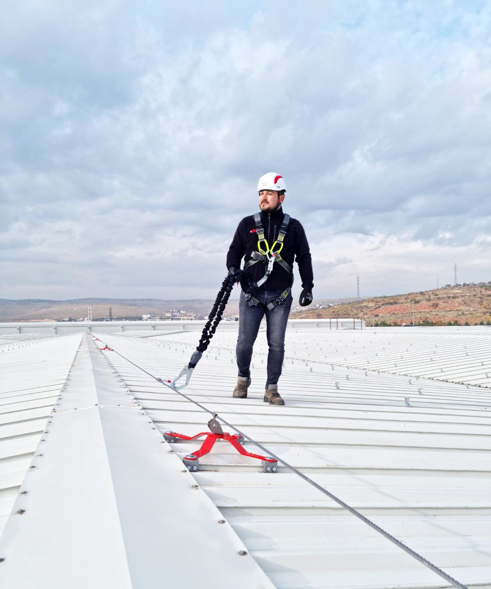 V-500 Kalıcı Yatay Yaşam Hattı; Yüksekte çalışacak personelin düşme ihtimalinin bulunduğu tüm alanlarda, özel ankraj tertibatıyla kurulabilen ve bu hatta bağlı bir şekilde çalışan personelin olası bir düşme sırasında en az zararla kurtulmasını sağlayan sisteme denir.