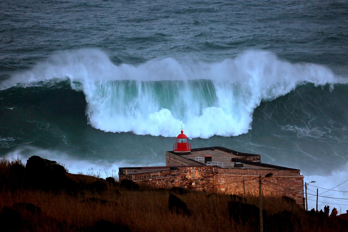 Ondas gigantes e perfeitas 😍
 findoutnazare.pt
#findoutnazare #nazare #visitnazare #lovenazare
#nazareportugal
#praiadonorte
#fortesaomiguelarcanjo