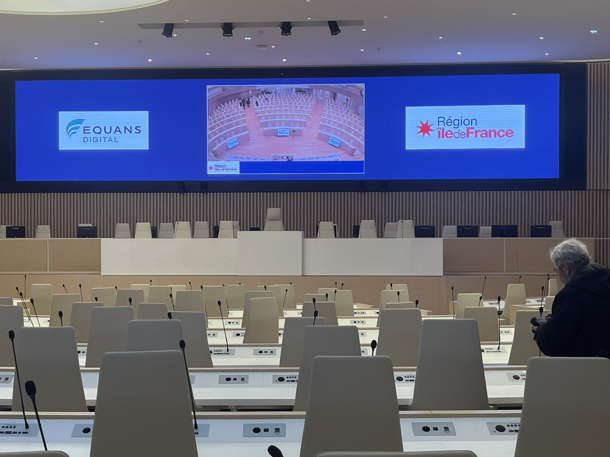 Equans_France's tweet photo. L’hémicycle de la Région @iledefrance est équipé d’un écran géant #LED pour permettre aux #élus de suivre les débats plus aisément via une solution de #streaming avec une solution de décompte du temps de parole.
#debatpublic #EquansDigital #Ineo #IneoInfracom https://t.co/Xjh8v7L3LK