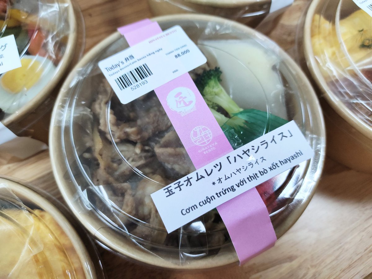 akuruhigroup's tweet photo. アクルヒ ハノイ店では人気のおいしいお弁当・お惣菜を販売しております😋。ぜひお買い求めください🥰✨✨✨
#弁当 #Bento #惣菜 #Souzai #ハノイ #ベトナム #アクルヒ #ベトナム生活 #ハノイ生活 #和食 #海外生活 #海外生活でも日本の食卓 #日本食 #日本食スーパー #Hanoi #Vietnam #akuruhi https://t.co/sQn1unw2rM
