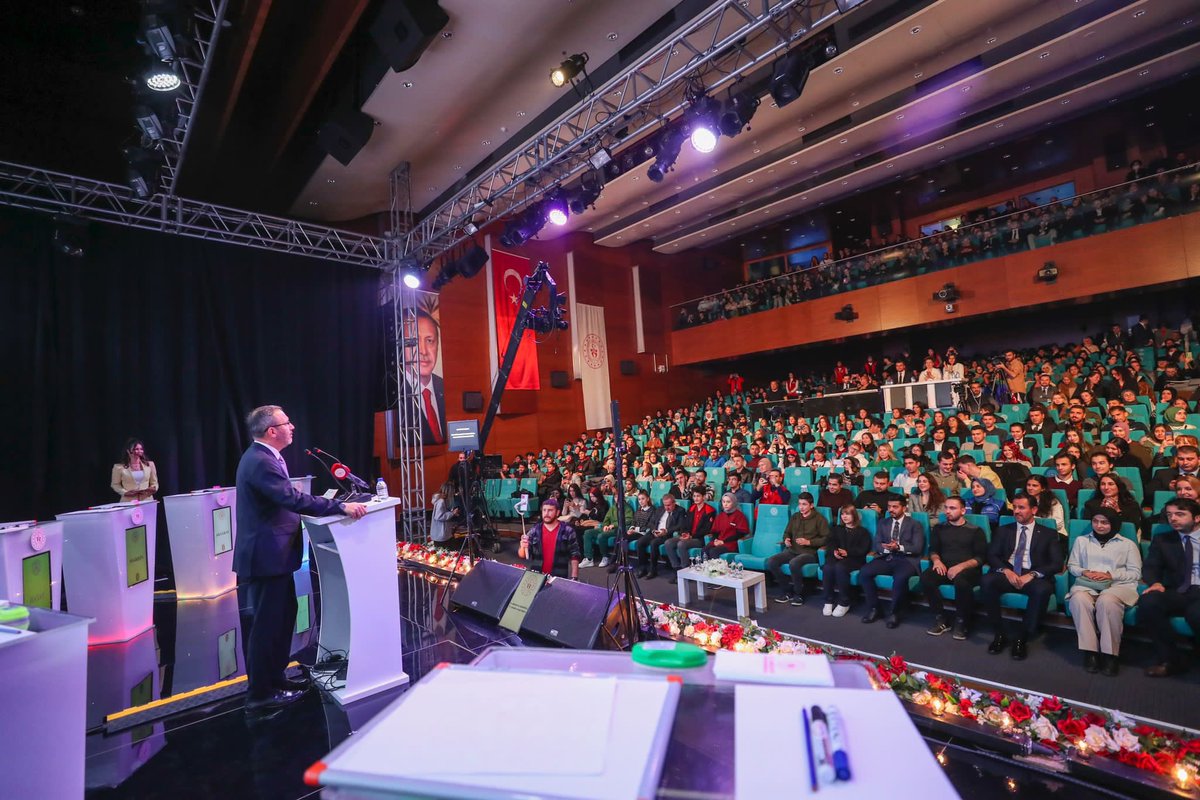 kasapoglu's tweet photo. Bakanlığımızı bugün öğrencilerimizin heyecanı sardı!😊

Gençler Arası Bilgi Yarışması'nın Türkiye finalinde gençlerimiz en iyisi olmak için yarıştı.

Kazanan bilgi oldu, okuyan, öğrenen gençlik oldu. https://t.co/NdDQhY9UNL
