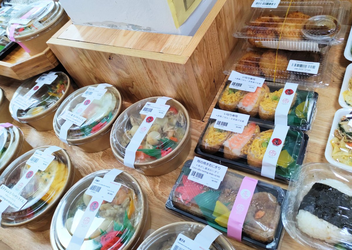 akuruhigroup's tweet photo. アクルヒ ハノイ店では人気のおいしいお弁当・お惣菜を販売しております😋。ぜひお買い求めください🥰✨✨✨
#弁当 #Bento #惣菜 #Souzai #ハノイ #ベトナム #アクルヒ #ベトナム生活 #ハノイ生活 #和食 #海外生活 #海外生活でも日本の食卓 #日本食 #日本食スーパー #Hanoi #Vietnam #akuruhi https://t.co/sQn1unw2rM